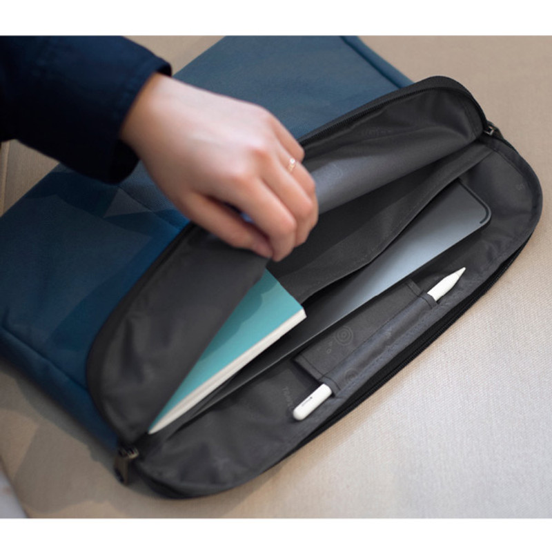 Usage example - Byfulldesign Minimal life 13 inches laptop pouch bag 
