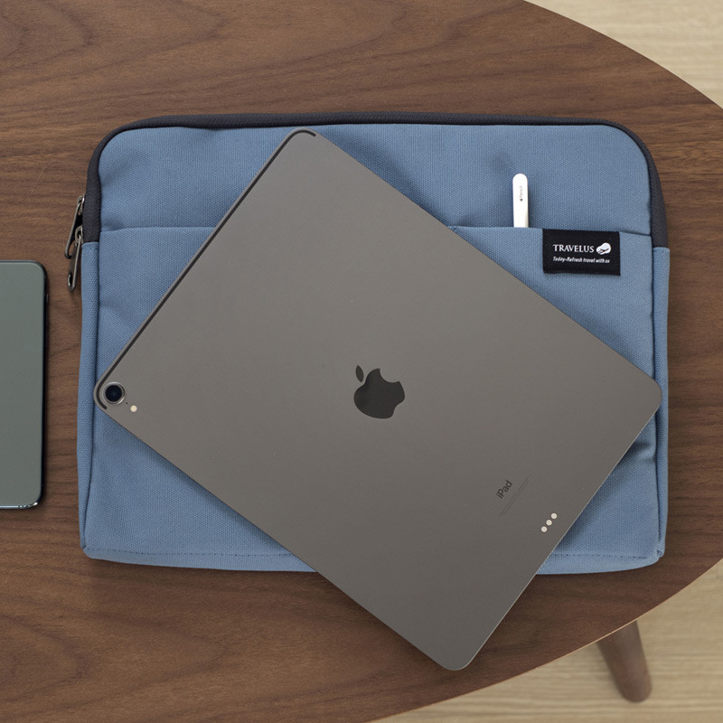Usage example - Byfulldesign Minimal life 13 inches laptop pouch bag 