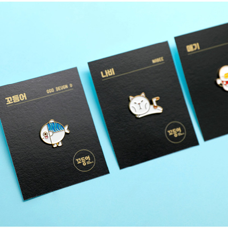 Usage example - DESIGN IVY Ggo deung o friends pin badges ver2 Usage example - DESIGN IVY Ggo deung o friends pin badges ver2