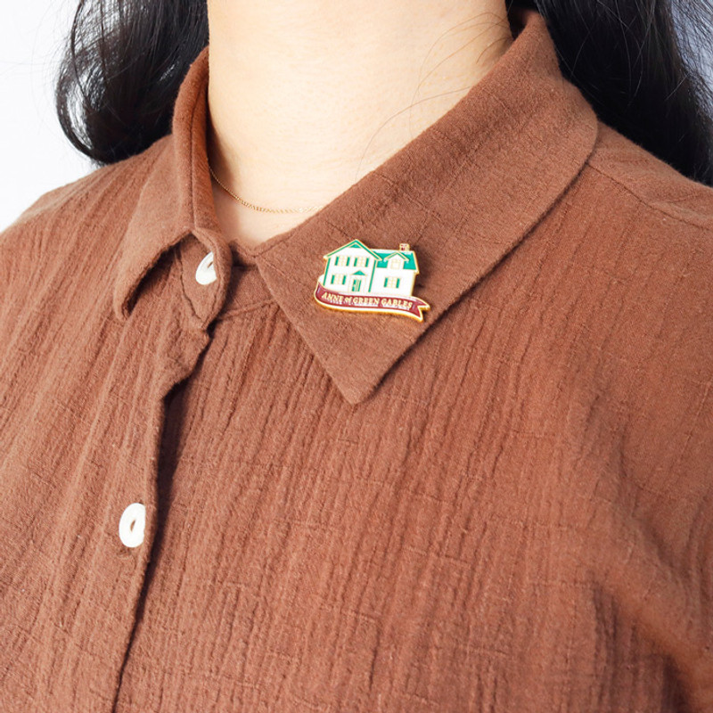 Usage example - Bookfriends Anne of Green Gables metal pin badges Usage example - Bookfriends Anne of Green Gables metal pin badges