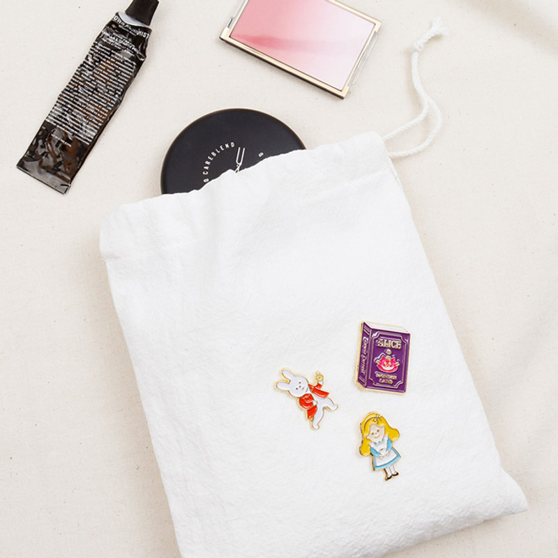 Usage example - Bookfriends Alice in Wonderland metal pin badge