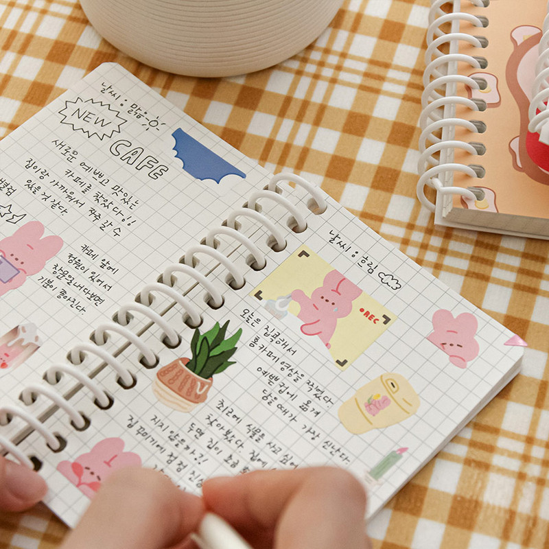 Usage example - DESIGN GOMGOM Reeli small spiral grid notebook Usage example - DESIGN GOMGOM Reeli small spiral grid notebook