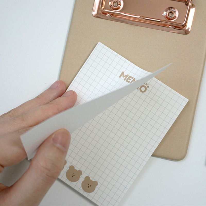 Usage example - N.IVY Cozy Bear clipboard holder with sticky notepad Usage example - N.IVY Cozy Bear clipboard holder with sticky notepad