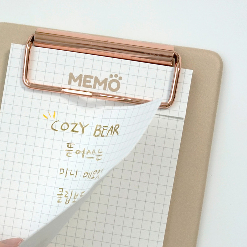 Usage example - N.IVY Cozy Bear clipboard holder with sticky notepad Usage example - N.IVY Cozy Bear clipboard holder with sticky notepad
