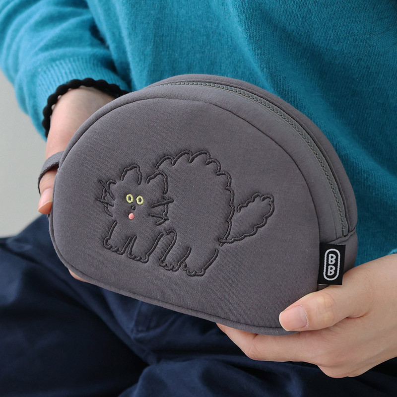 Usage example - ROMANE Brunch Brother Round Zipper Pouch with Strap Usage example - ROMANE Brunch Brother Round Zipper Pouch with Strap