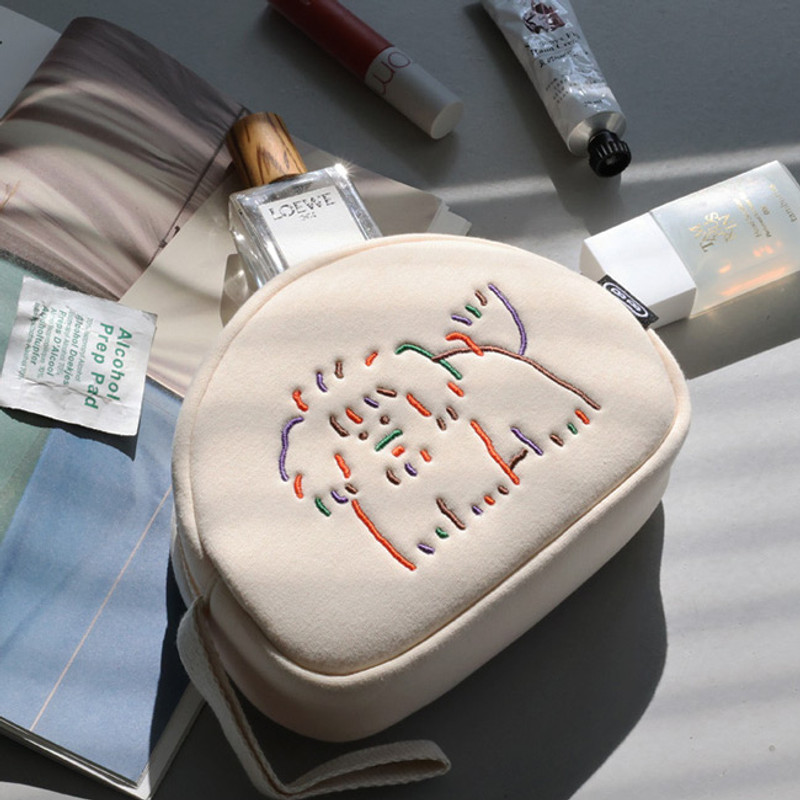 Usage example - ROMANE Brunch Brother Round Zipper Pouch with Strap Usage example - ROMANE Brunch Brother Round Zipper Pouch with Strap