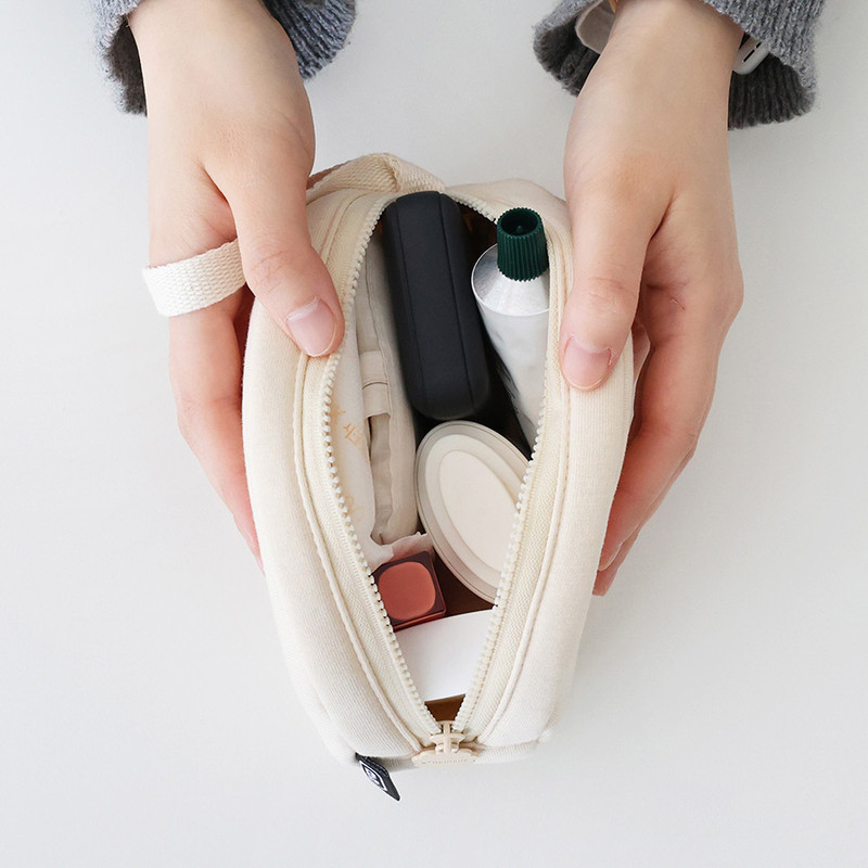 Usage example - ROMANE Brunch Brother Round Zipper Pouch with Strap Usage example - ROMANE Brunch Brother Round Zipper Pouch with Strap