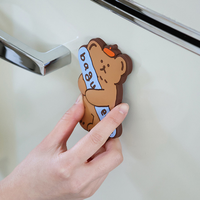 Usage example - ROMANE Cute PVC Magnetic Bottle Openers Usage example - ROMANE Cute PVC Magnetic Bottle Openers