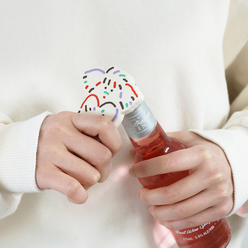 Usage example - ROMANE Cute PVC Magnetic Bottle Openers Usage example - ROMANE Cute PVC Magnetic Bottle Openers