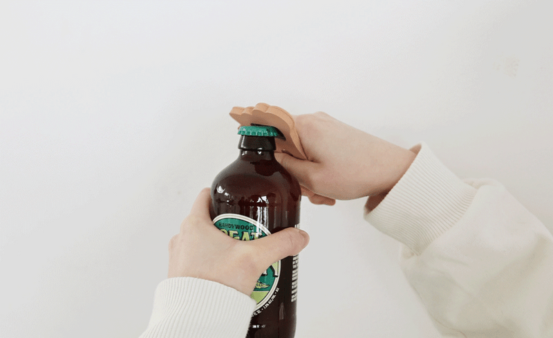 Usage example - ROMANE Cute PVC Magnetic Bottle Openers Usage example - ROMANE Cute PVC Magnetic Bottle Openers