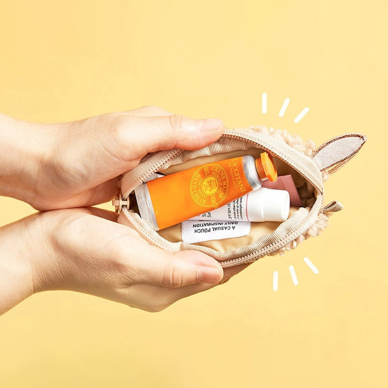 Usage example - Fluffy Lama Earbuds Case for AirPods Galaxy Buds Usage example - Fluffy Lama Earbuds Case for AirPods Galaxy Buds