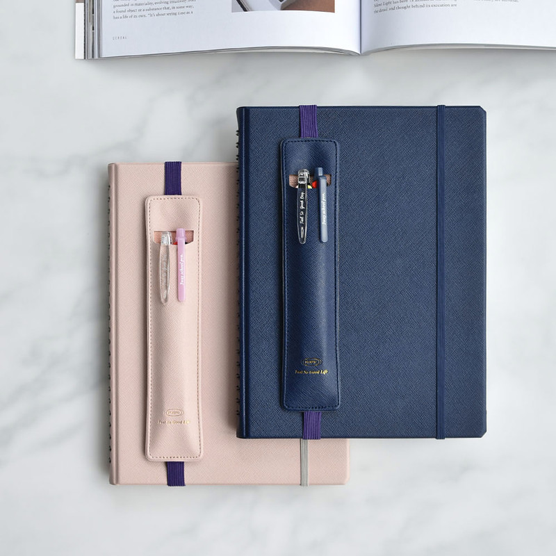 Example of use - Play Obje PU A5 Band Pen Holder Pencil Case Example of use - Play Obje PU A5 Band Pen Holder Pencil Case