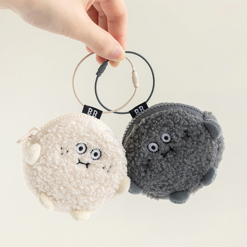 usage example of ROMANE Brunch Brother PoPo Fluffy Case for AirPods Galaxy Buds usage example of ROMANE Brunch Brother PoPo Fluffy Case for AirPods Galaxy Buds