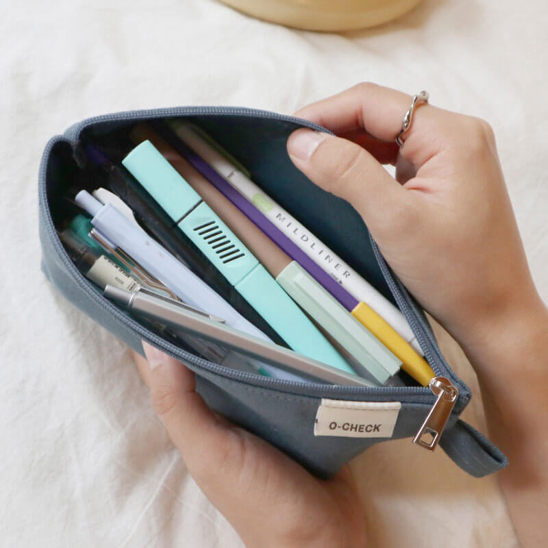 Store up to 32 pens or pencils Store up to 32 pens or pencils
