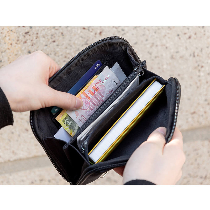 usage example of Romane Brunch Brother Zipper Passport Case V2