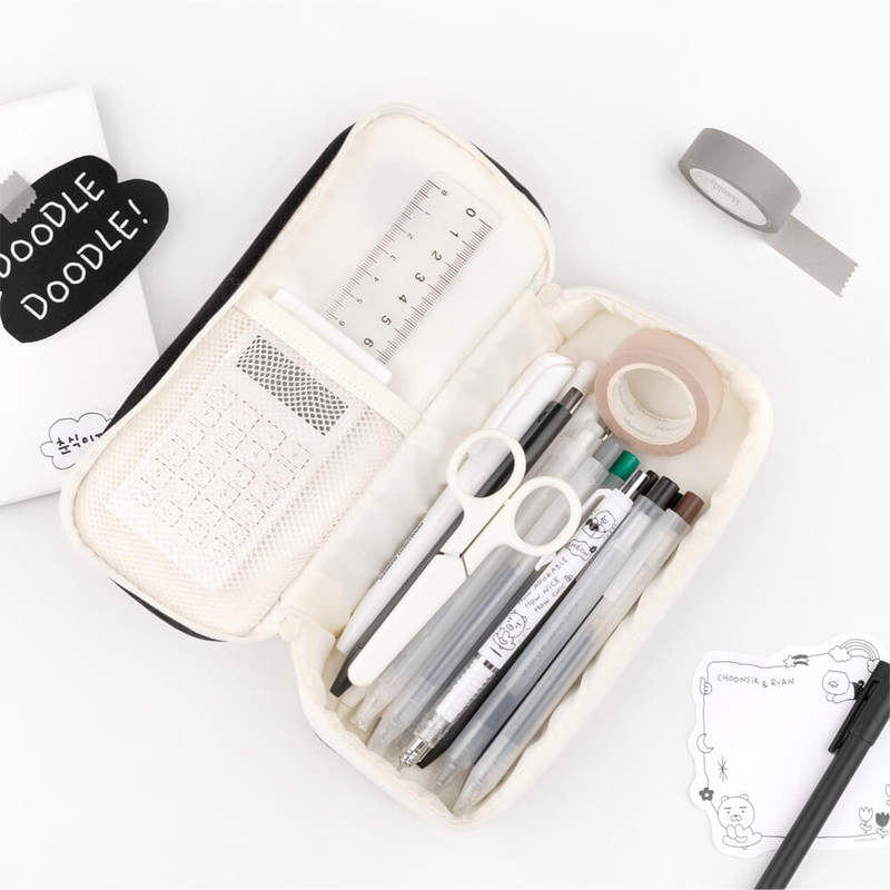 usage example of Kakao Friends Doodle Doodle Fabric Zipper Pencil case usage example of Kakao Friends Doodle Doodle Fabric Zipper Pencil case