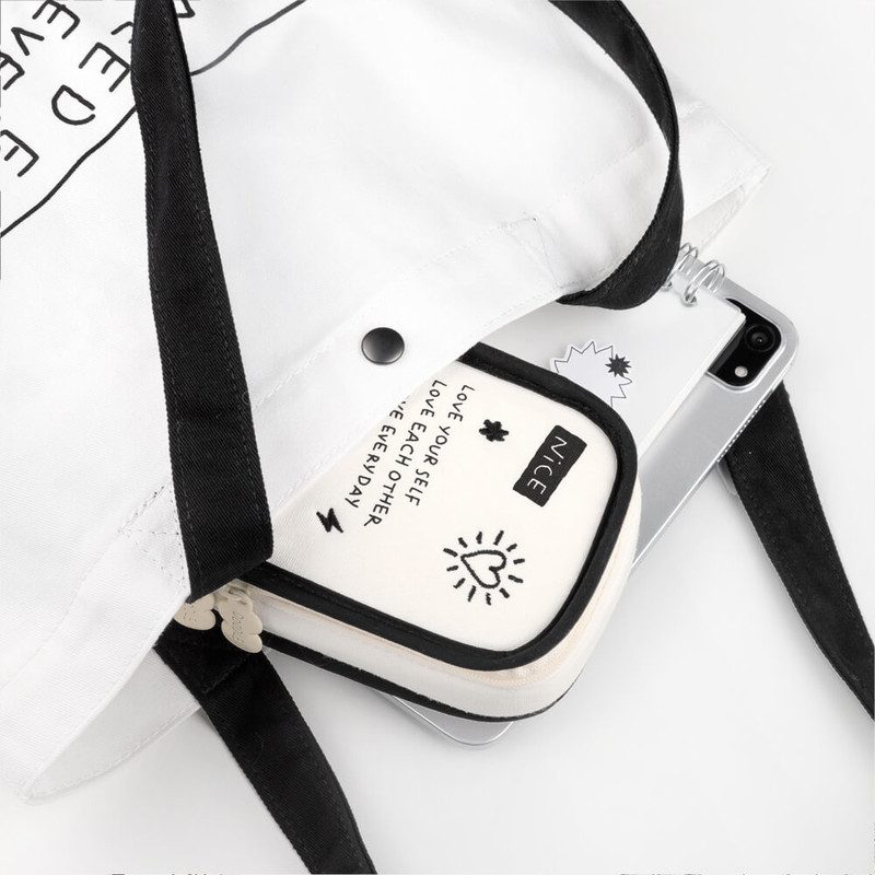 usage example of Kakao Friends Doodle Doodle Fabric Zipper Pencil case usage example of Kakao Friends Doodle Doodle Fabric Zipper Pencil case