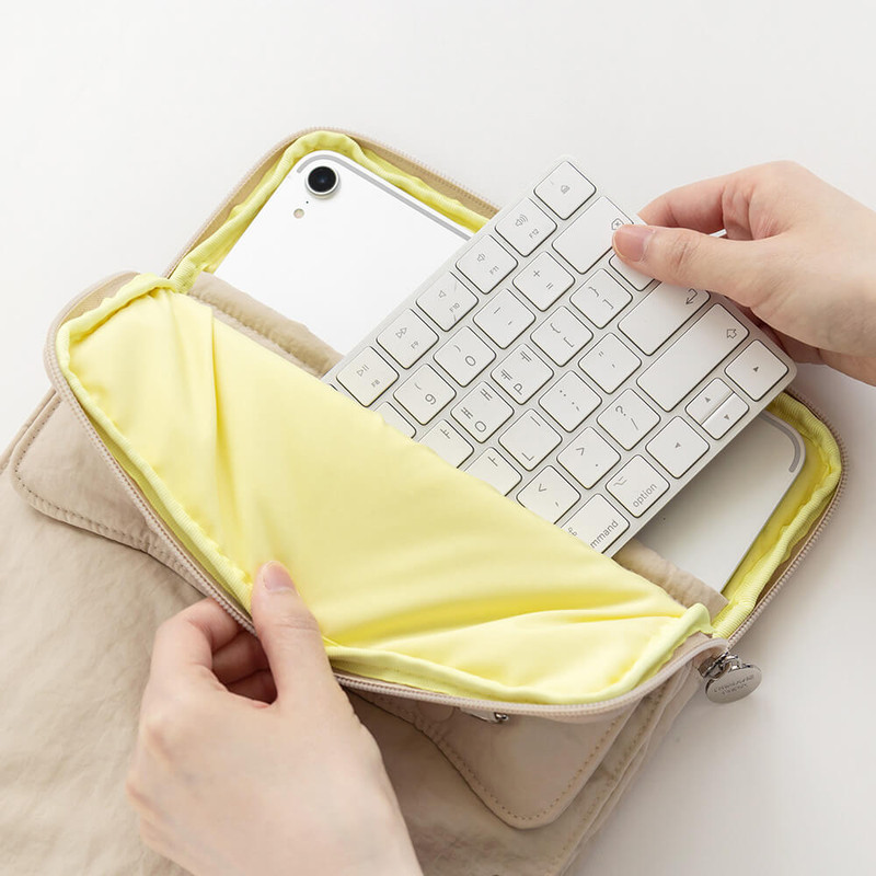 Usage example of Romane 365 Bear Pocket 11 inch Zipper Tablet Case