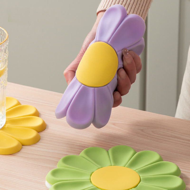 Brisk Style Daisy Flower Shaped Silicone Trivet