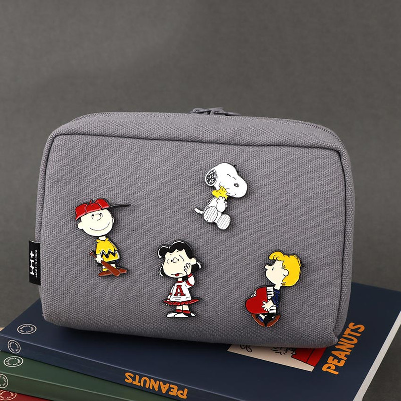 Usage example of PEANUTS Snoopy Metal Pin Badges Usage example of PEANUTS Snoopy Metal Pin Badges