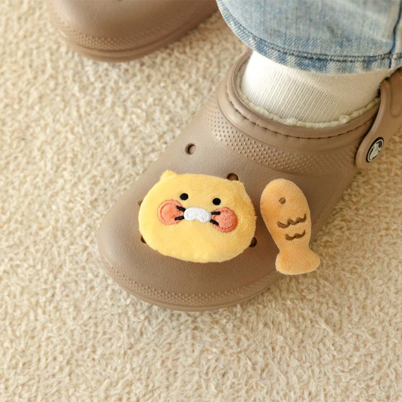 Usage example of Kakao Friends Choonsik Face Plush Shoes Charm Set Usage example of Kakao Friends Choonsik Face Plush Shoes Charm Set