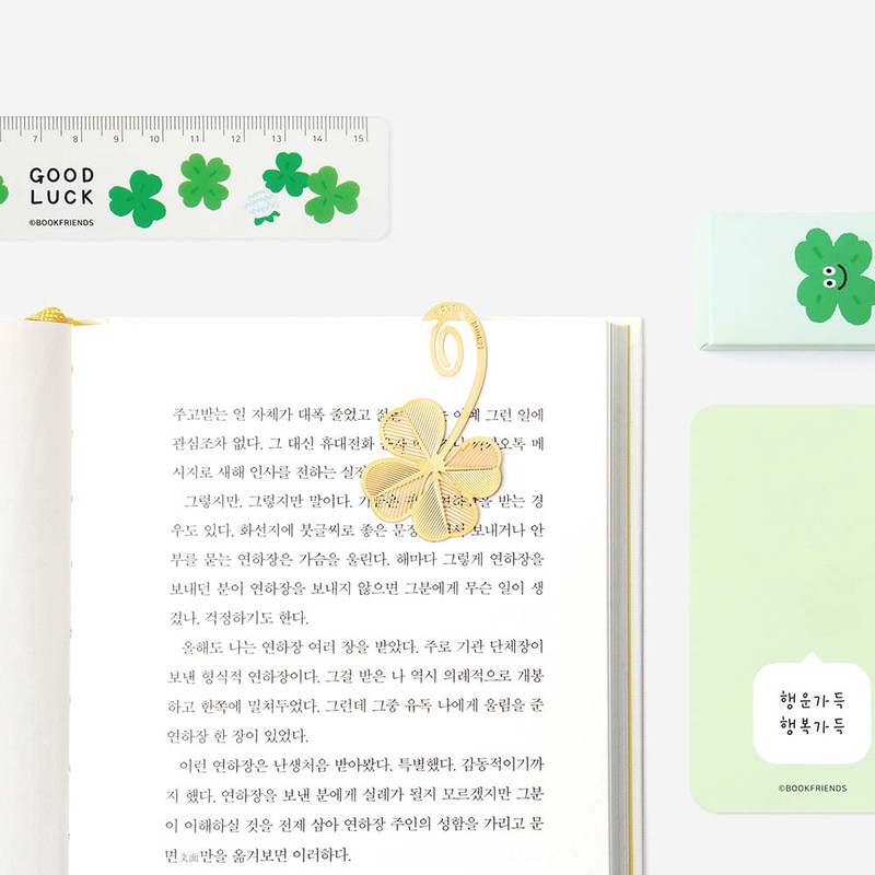 Usage example of Bookfriends 18K Gold Plated Four-Leaf Clover Bookmark