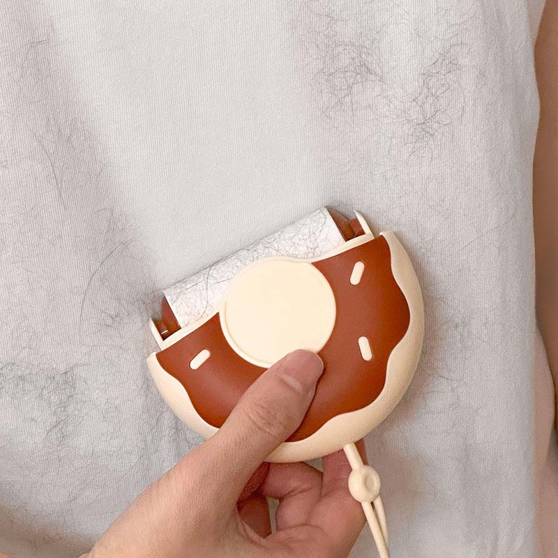 Usage example of Il Jeong Donut-shaped Lint Roller