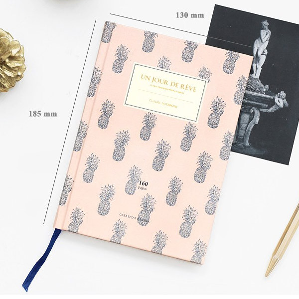 Size of Un jour de reve classic hardcover lined notebook