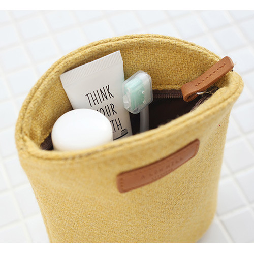 A low hill basic winter half moon pouch