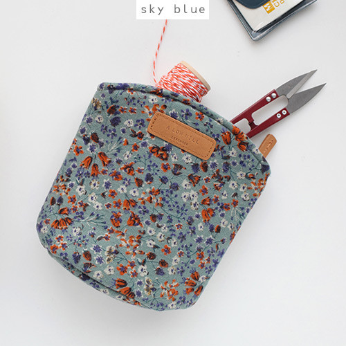 Sky blue - A low hill basic winter half moon pouch