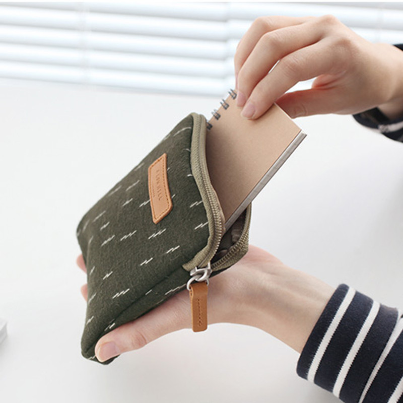 A low hill basic winter square small pouch A low hill basic winter square small pouch