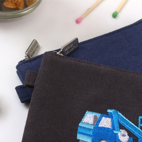 Detail of Tailorbird inpressive contrast car medium pouch 