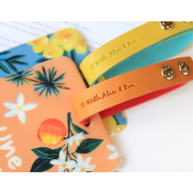 Detail of Rim flower pattern travel luggage name tag