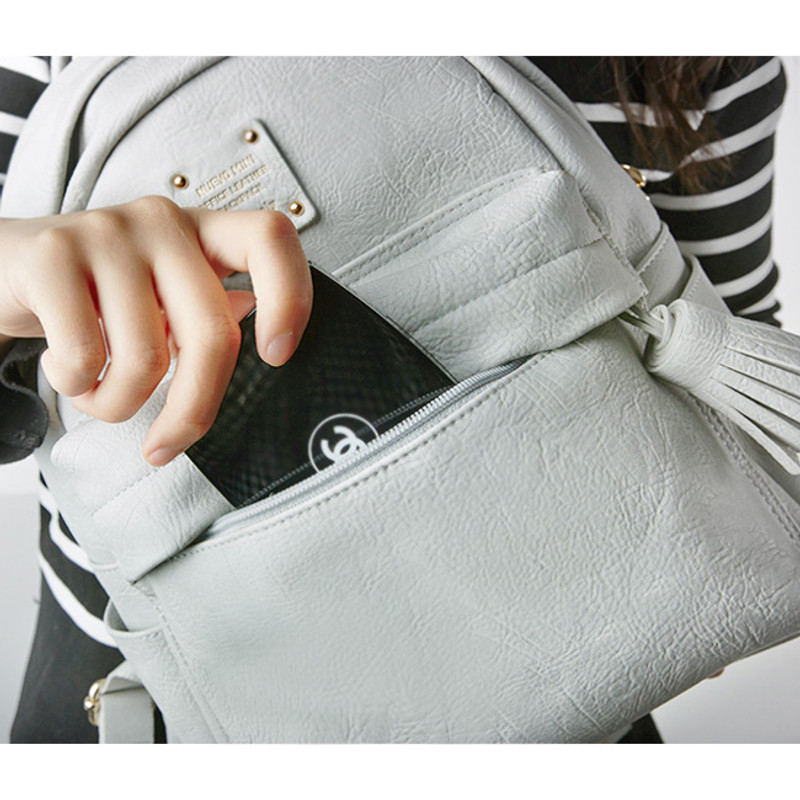 Outside zippered pocket Outside zippered pocket