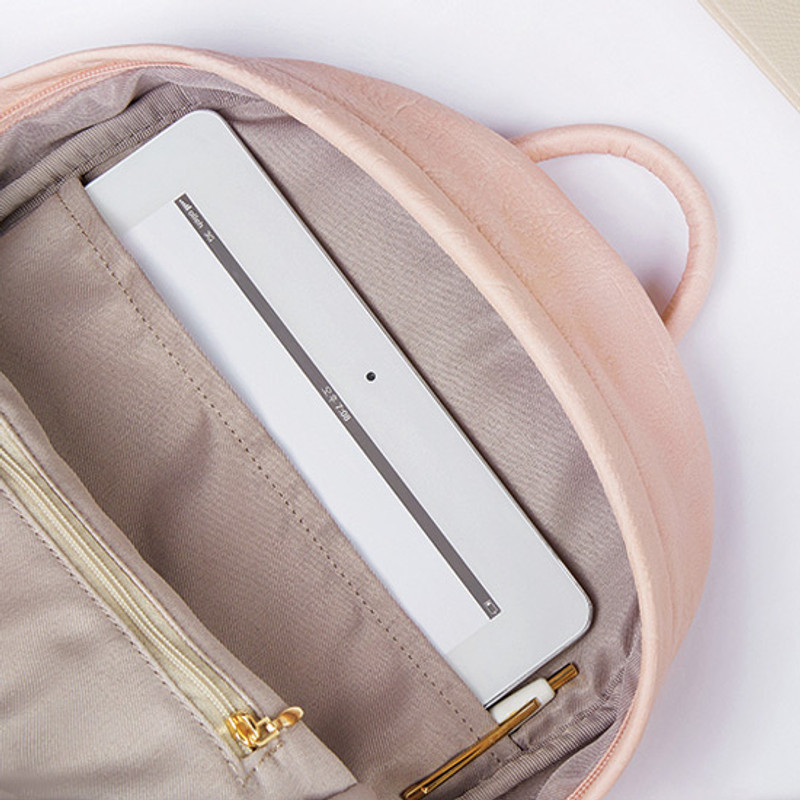 Zippered pocket Zippered pocket