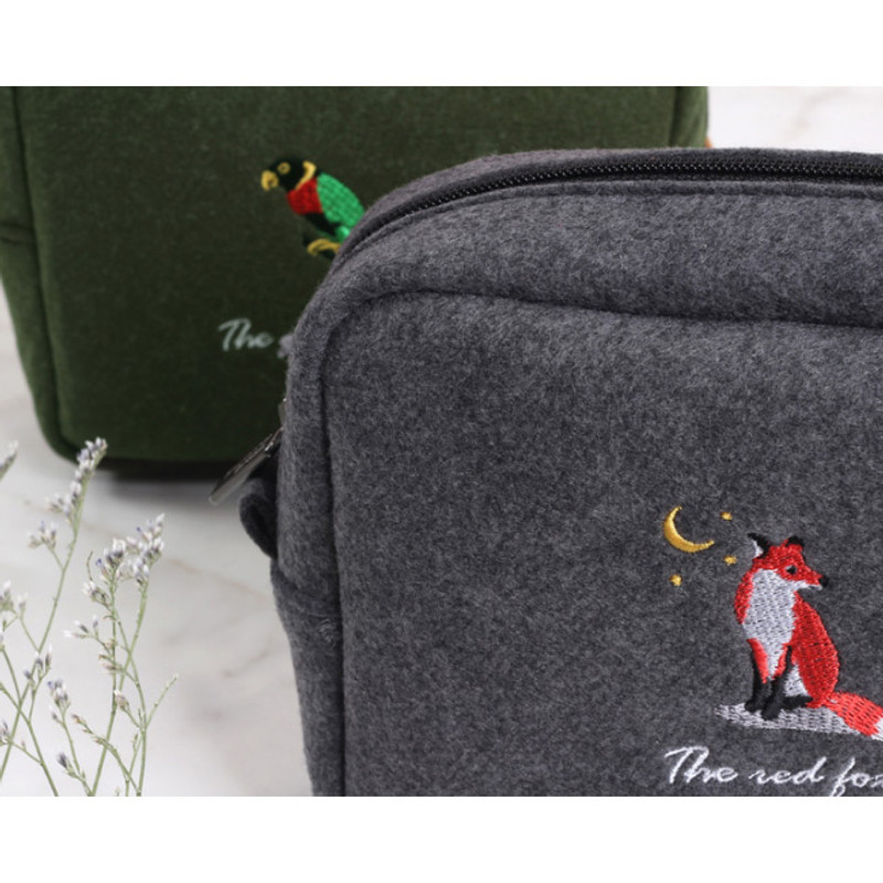 Detail of Tailorbird impressive contrast animal felt frame pouch Detail of Tailorbird impressive contrast animal felt frame pouch