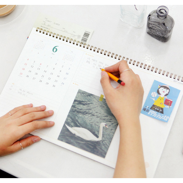 Free note - 2017 Pour vous dated monthly desk scheduler 