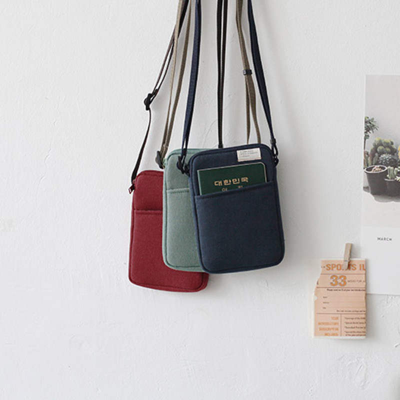A low hill basic standard pocket crossbody bag