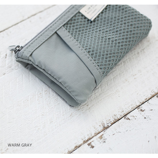 Warm gray - A low hill basic mesh pocket small pouch