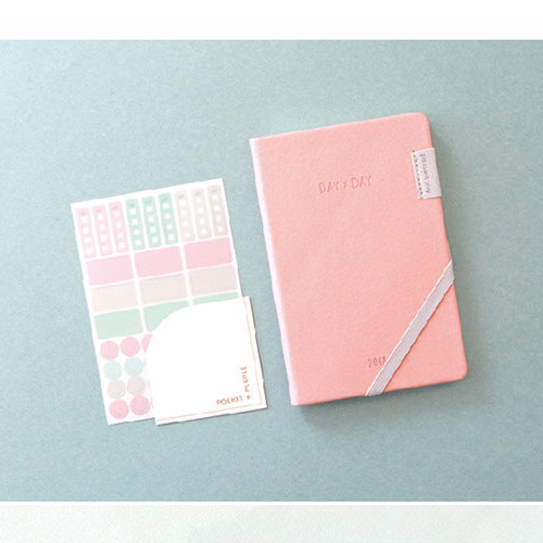 Composition of 2018 Day by Day small dated weekly diary