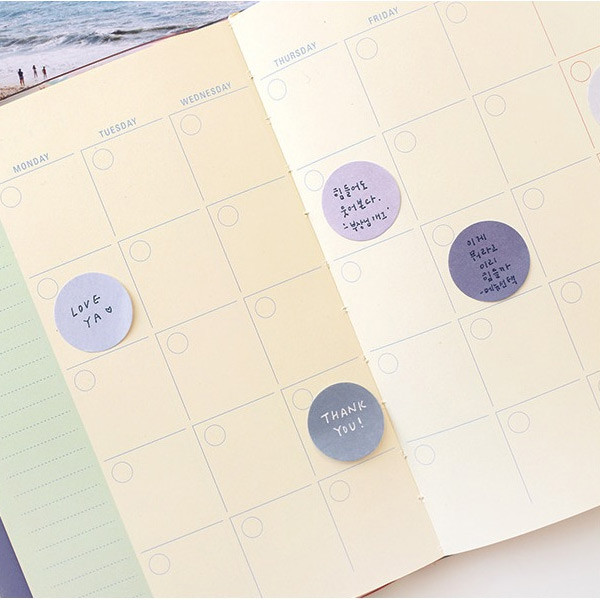 Example of use - Round small sticky notepad for monthly and weekly plan
