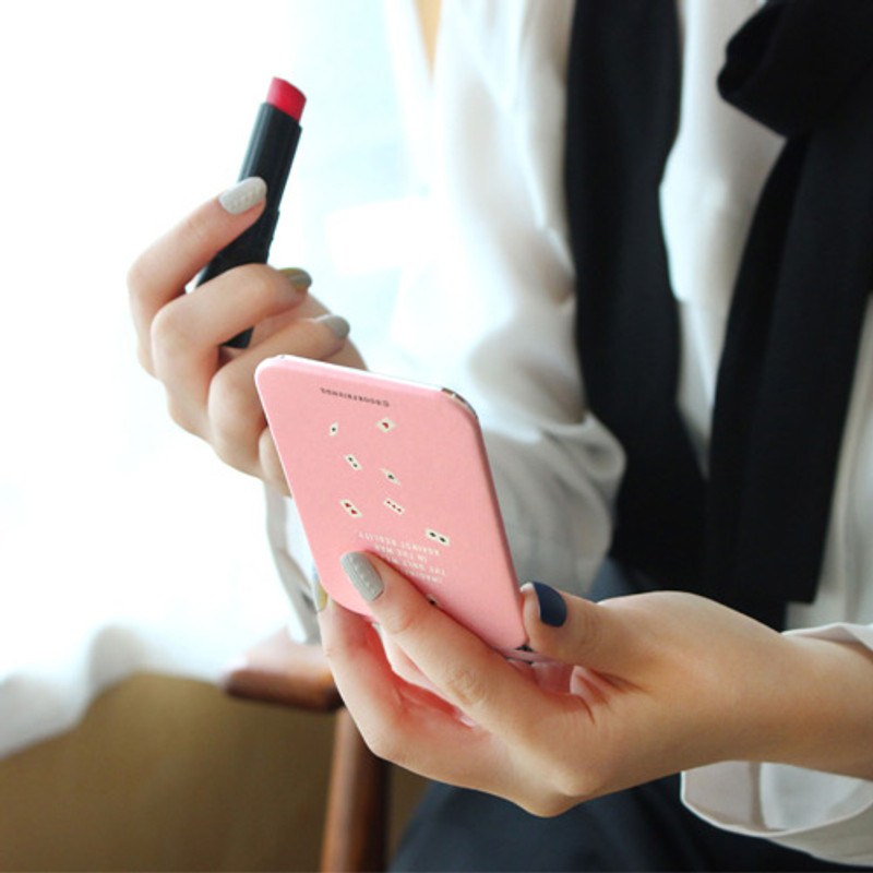 Example of use - World literature folding hand mirror Example of use - World literature folding hand mirror