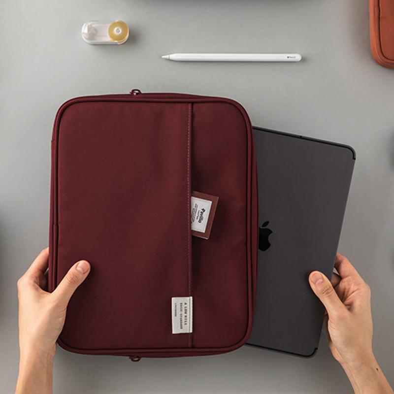 Example of use - A low hill basic pocket tablet iPad zip pouch ver5 Example of use - A low hill basic pocket tablet iPad zip pouch ver5