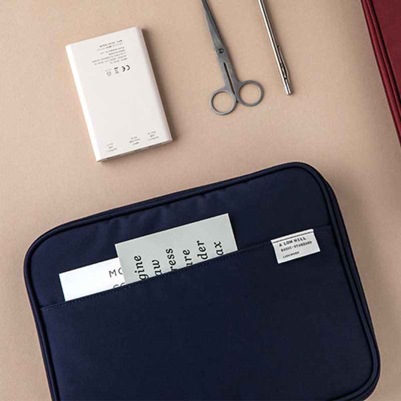 Example of use - A low hill basic pocket tablet iPad zip pouch ver5 Example of use - A low hill basic pocket tablet iPad zip pouch ver5
