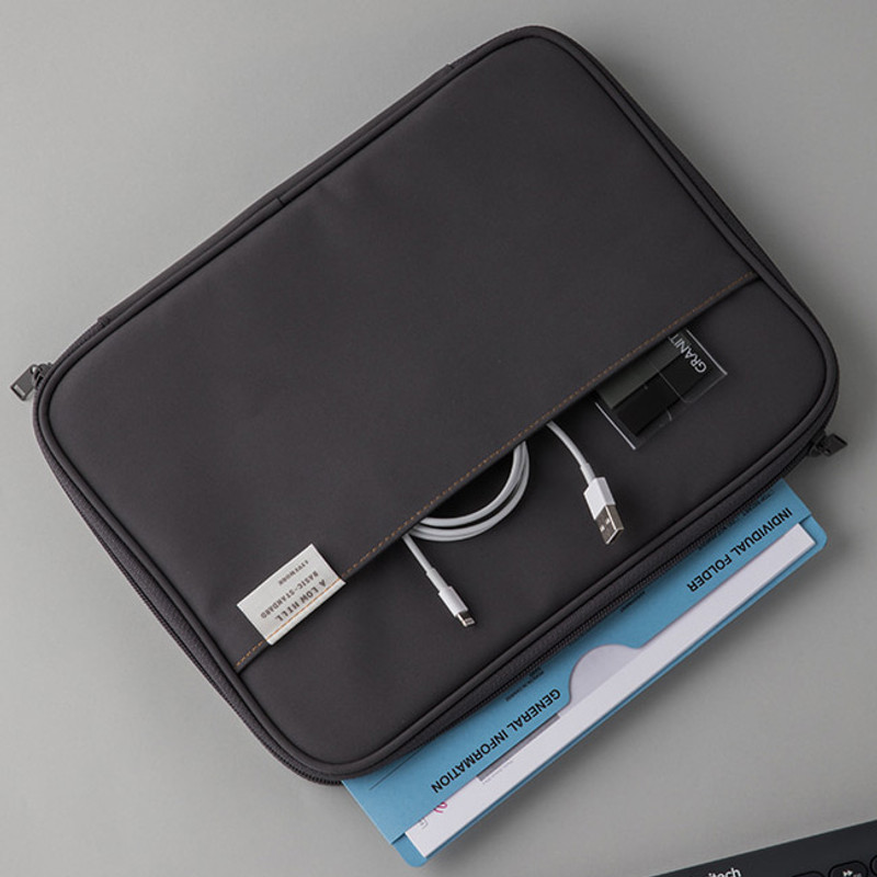 Example of use - A low hill basic pocket tablet iPad zip pouch ver5 Example of use - A low hill basic pocket tablet iPad zip pouch ver5