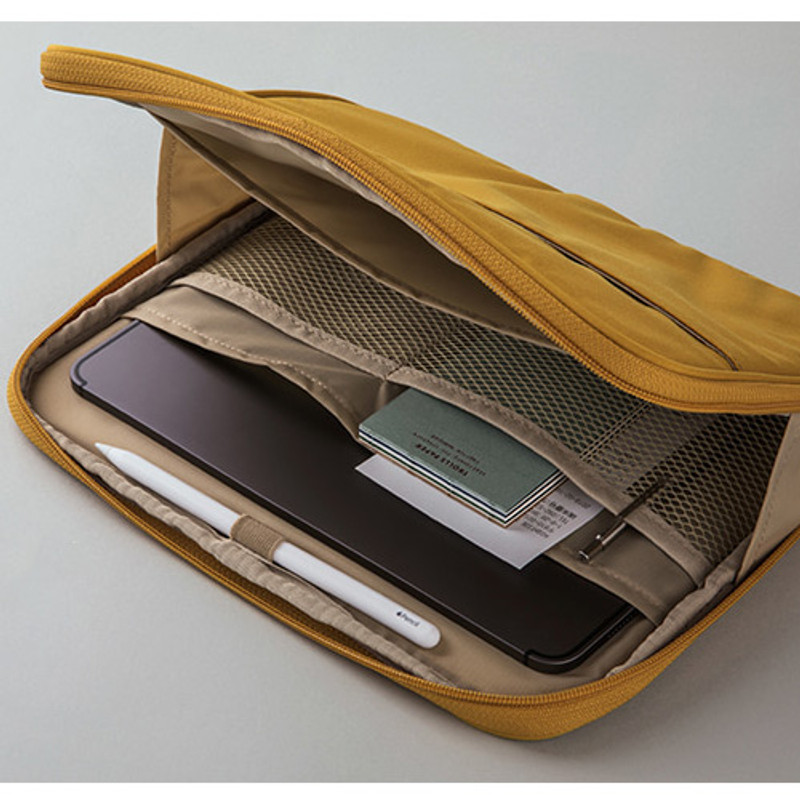 Example of use - A low hill basic pocket tablet iPad zip pouch ver5 Example of use - A low hill basic pocket tablet iPad zip pouch ver5