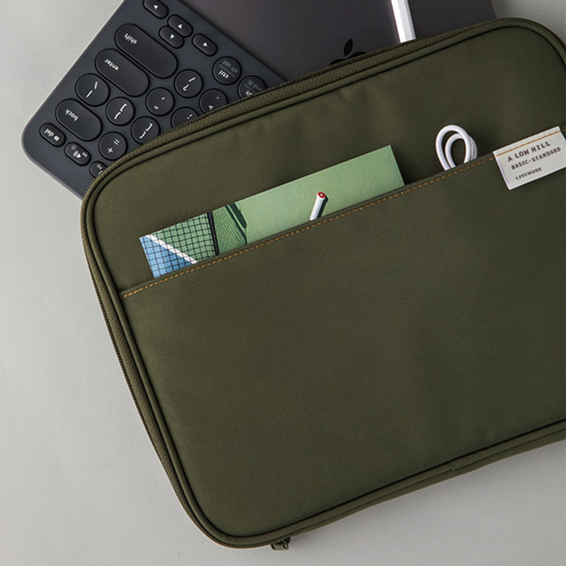Example of use - A low hill basic pocket tablet iPad zip pouch ver5 Example of use - A low hill basic pocket tablet iPad zip pouch ver5