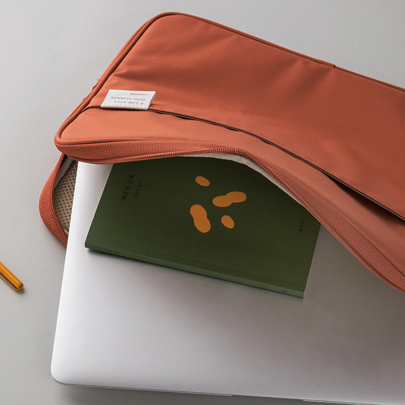 Example of use - A low hill basic pocket 13" laptop pouch case ver5  Example of use - A low hill basic pocket 13" laptop pouch case ver5