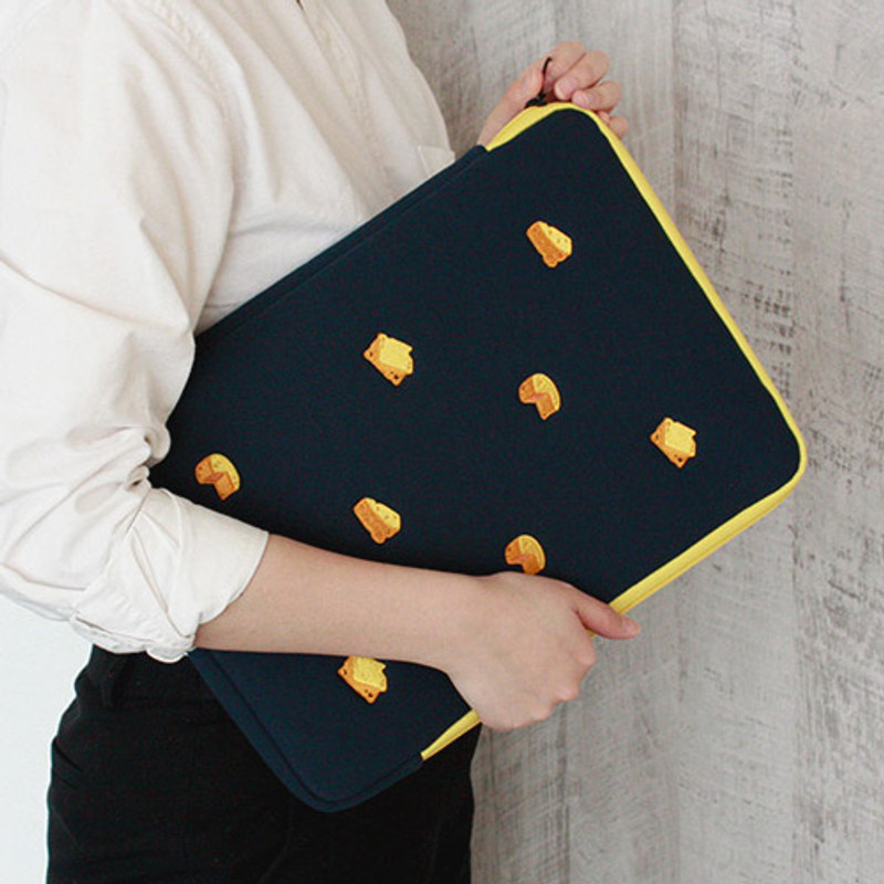 Example of use - Wanna This Tailorbird embroidered 13" laptop pouch case ver4 Example of use - Wanna This Tailorbird embroidered 13" laptop pouch case ver4