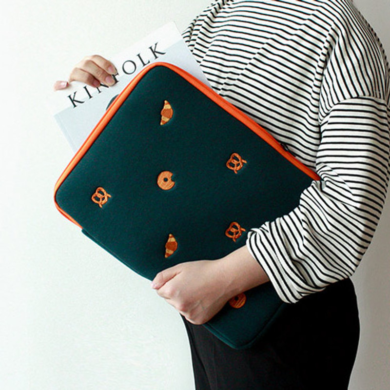 Example of use - Wanna This Tailorbird embroidered 13" laptop pouch case ver4 Example of use - Wanna This Tailorbird embroidered 13" laptop pouch case ver4